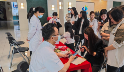 切脉问诊送康健，，，，，，暖心折务进企业——合肥99499威尼斯携手广瑞医疗开展“康健进企业”义诊活动